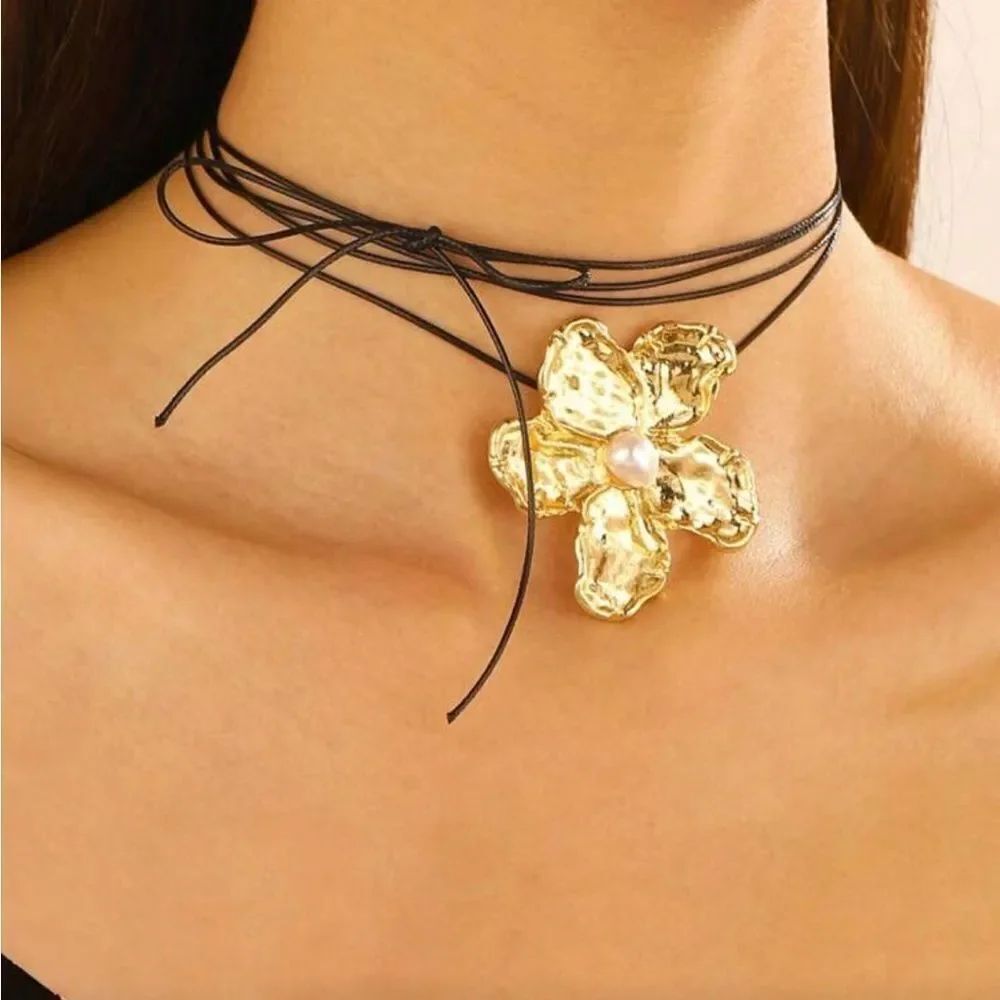 Elegant Gold Flower Pendant Choker Necklace R149